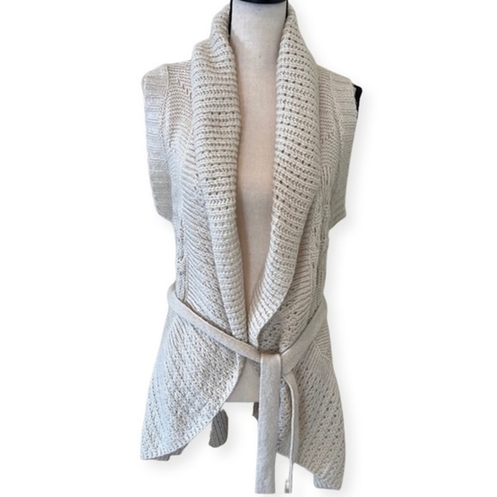 Cardigan Sweater
Forever 21
Size M
Sleeveless & Knitted